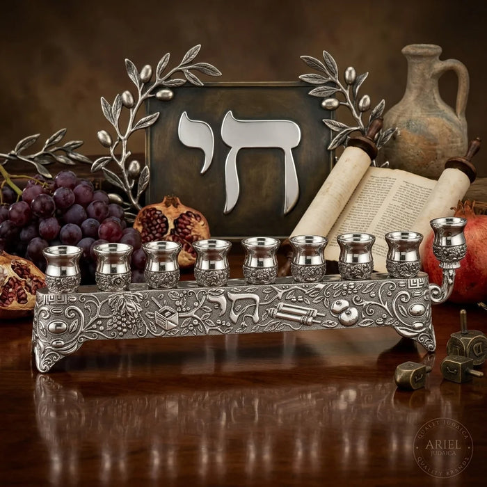 חנוכייה מהודרת בגימור ניקל עם סמלי יודאיקה