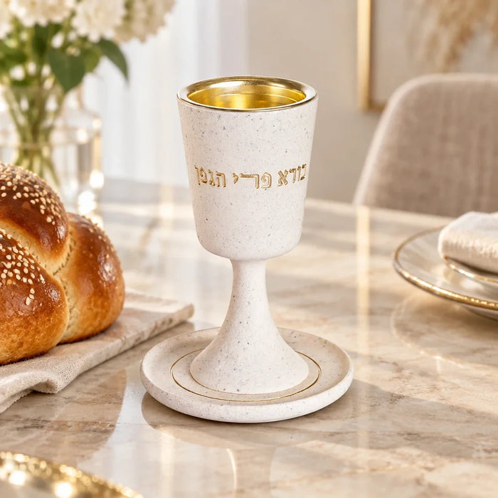 גביע קידוש מהודר מפולימר 15 ס"מ – עיטור "בורא פרי הגפן" עם צלחת תחתית