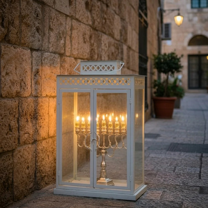 בית חנוכייה מהודר – אלומיניום וזכוכית | גוון לבן | ענק (גובה 85 ס"מ)