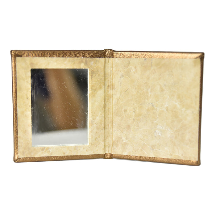 מראה בכריכת עור