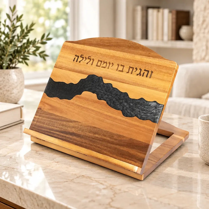 סטנדר שולחני מעץ אפוקסי אפור-כהה 33x38 ס"מ – "והגית בו יומם ולילה"