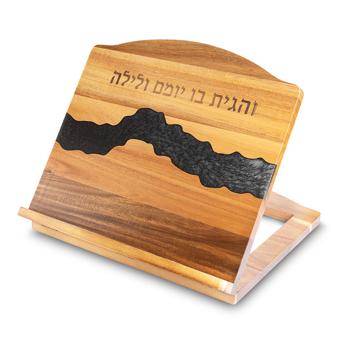 סטנדר שולחני מעץ אפוקסי אפור-כהה 33x38 ס"מ – "והגית בו יומם ולילה"