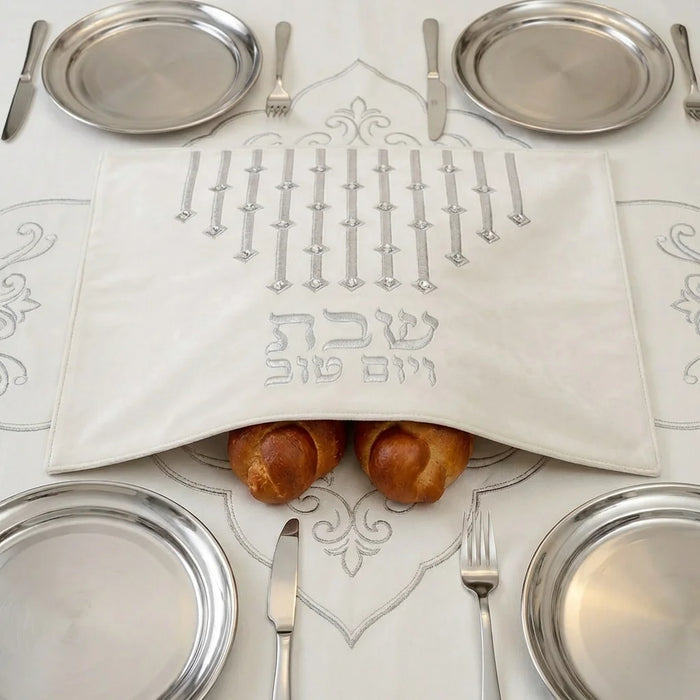 כיסוי חלה מהודר דמוי עור לבן עם ריקמה ואותיות בולטות 42x52 ס"מ