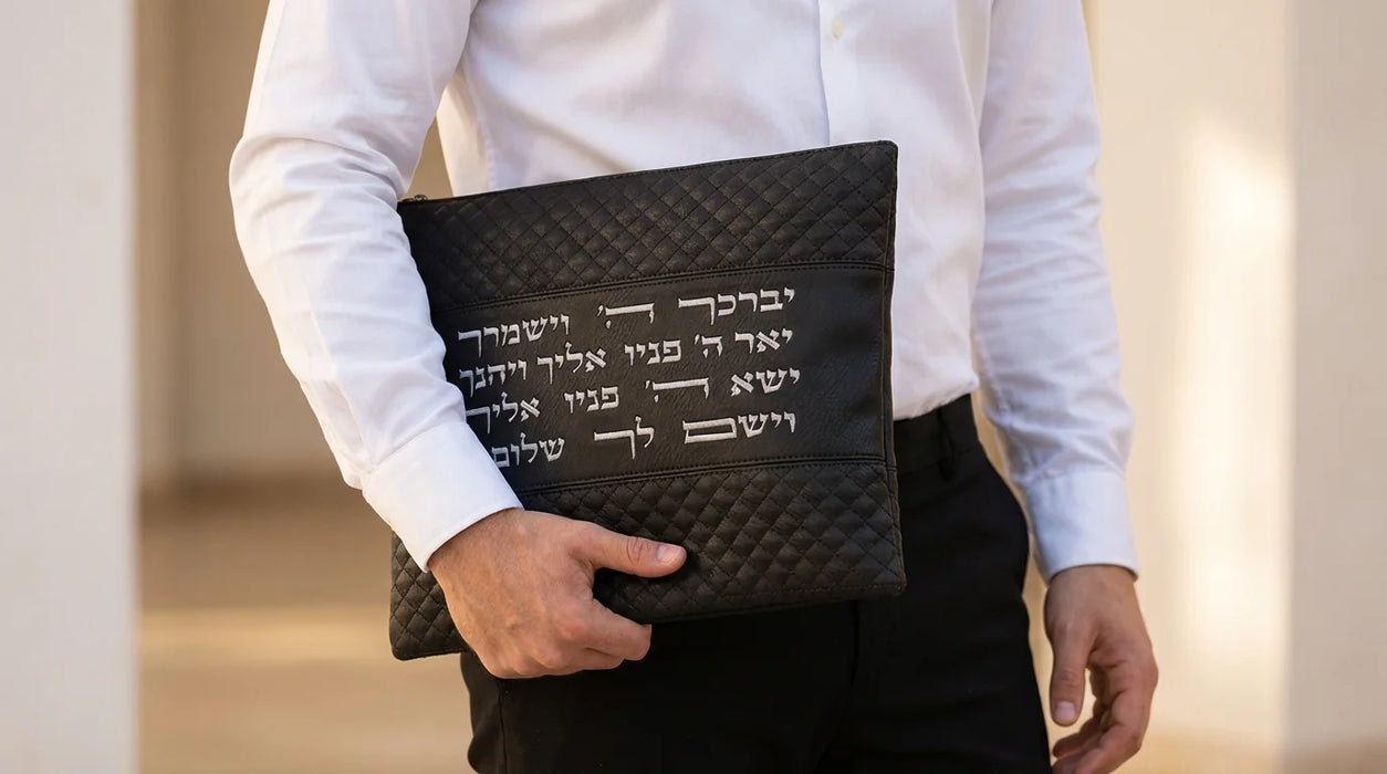 סט טלית תפילין דמוי עור שחור אותיות בולטות "יברכך" כסף 31*38 ס"מ