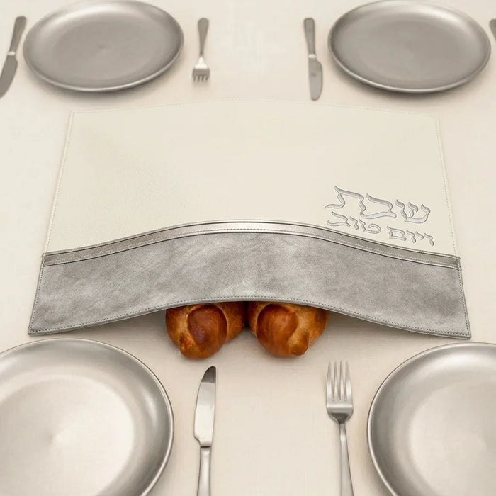 כיסוי חלה מהודר דמוי עור לבן וכסף עם הבלטות 42x52 ס"מ