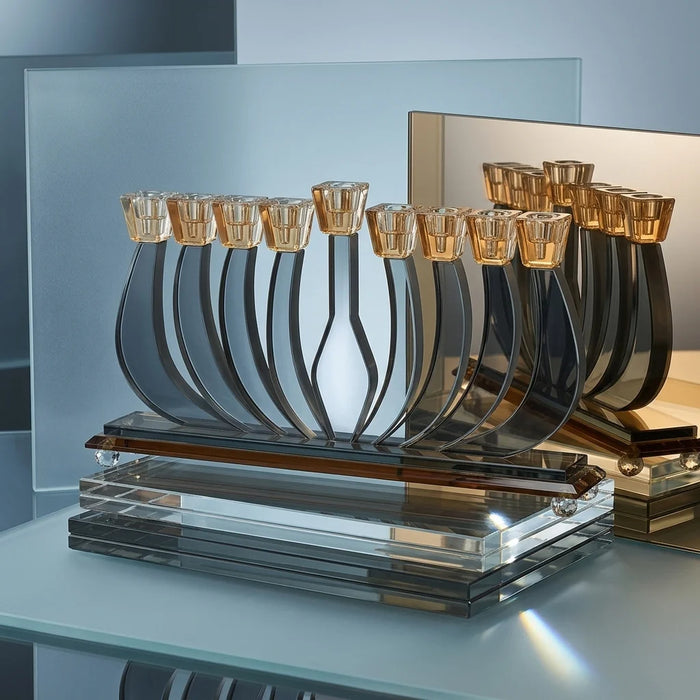 חנוכיית קריסטל מהודרת 19x35 ס"מ – זרועות כחול-אפור, גביעי ענבר ובסיס זהב