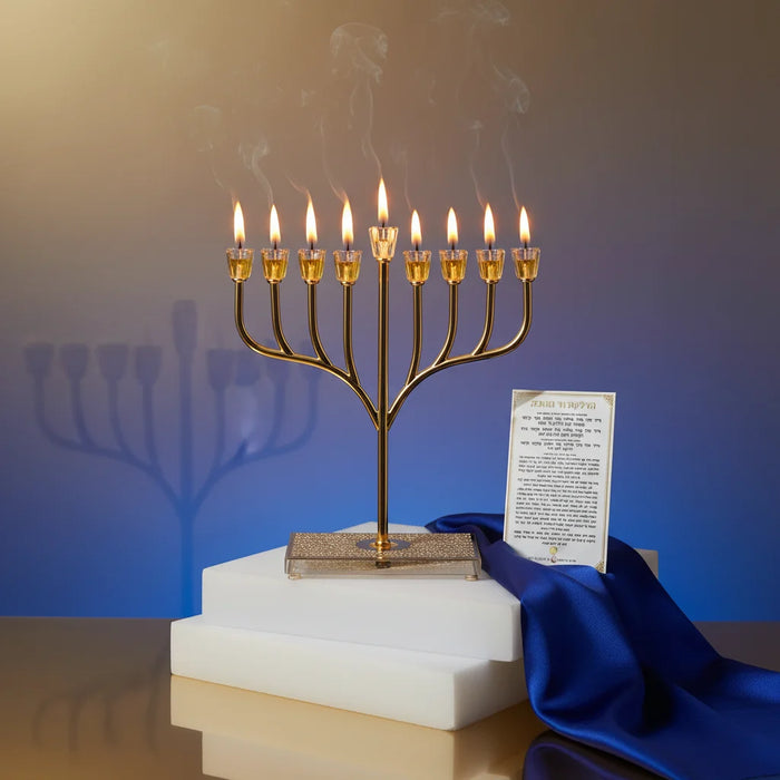 חנוכיית מתכת זהב מהודרת 37 ס"מ – בסיס קריסטל מלבני