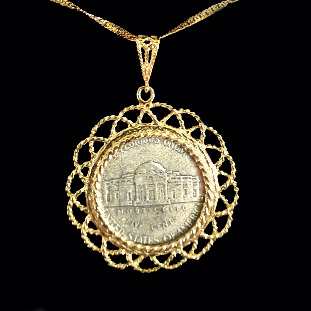 תליון ממטבע מהרבי בציפוי זהב - דגם מעוטר